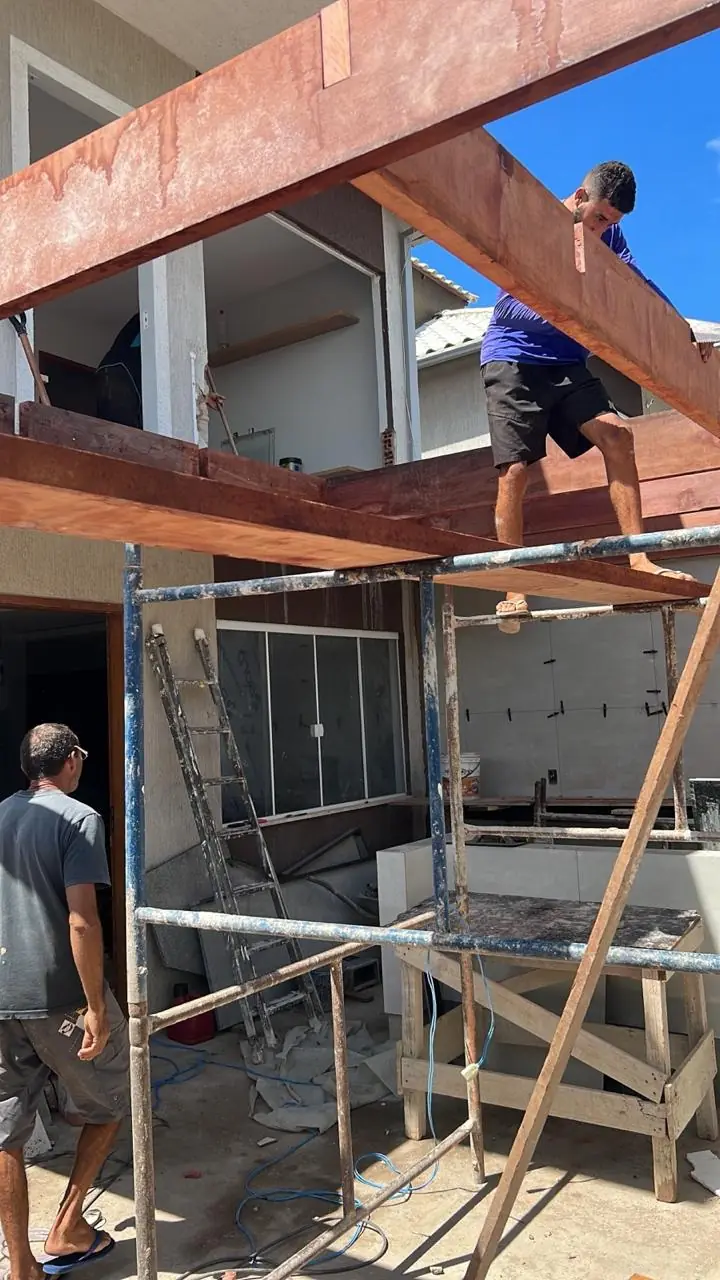 Execução de estrutura em uma obra residencial