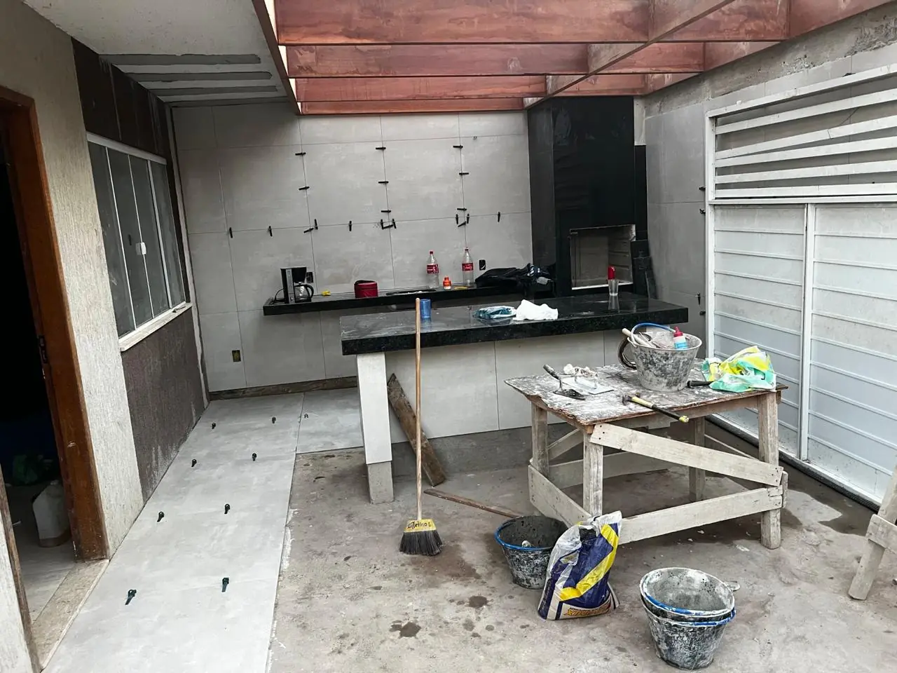 Cozinha em fase de reforma, antes dos acabamentos finais