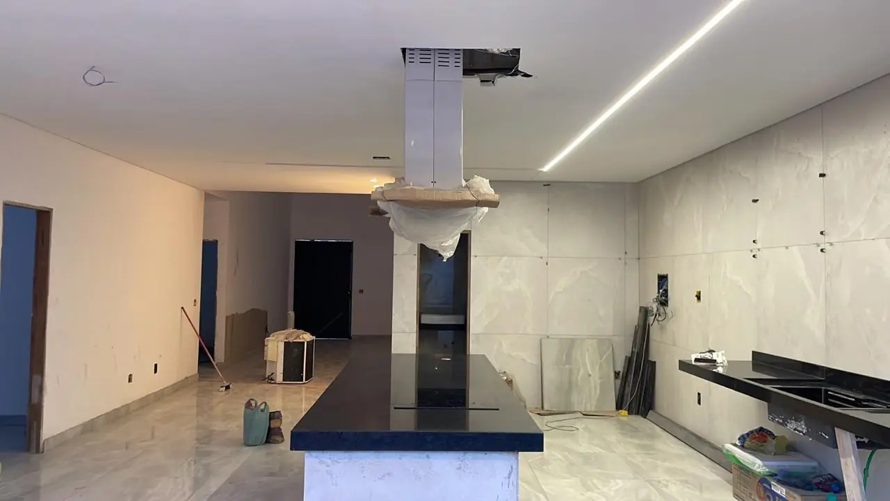 Cozinha residencial pronta, com bancada e iluminação