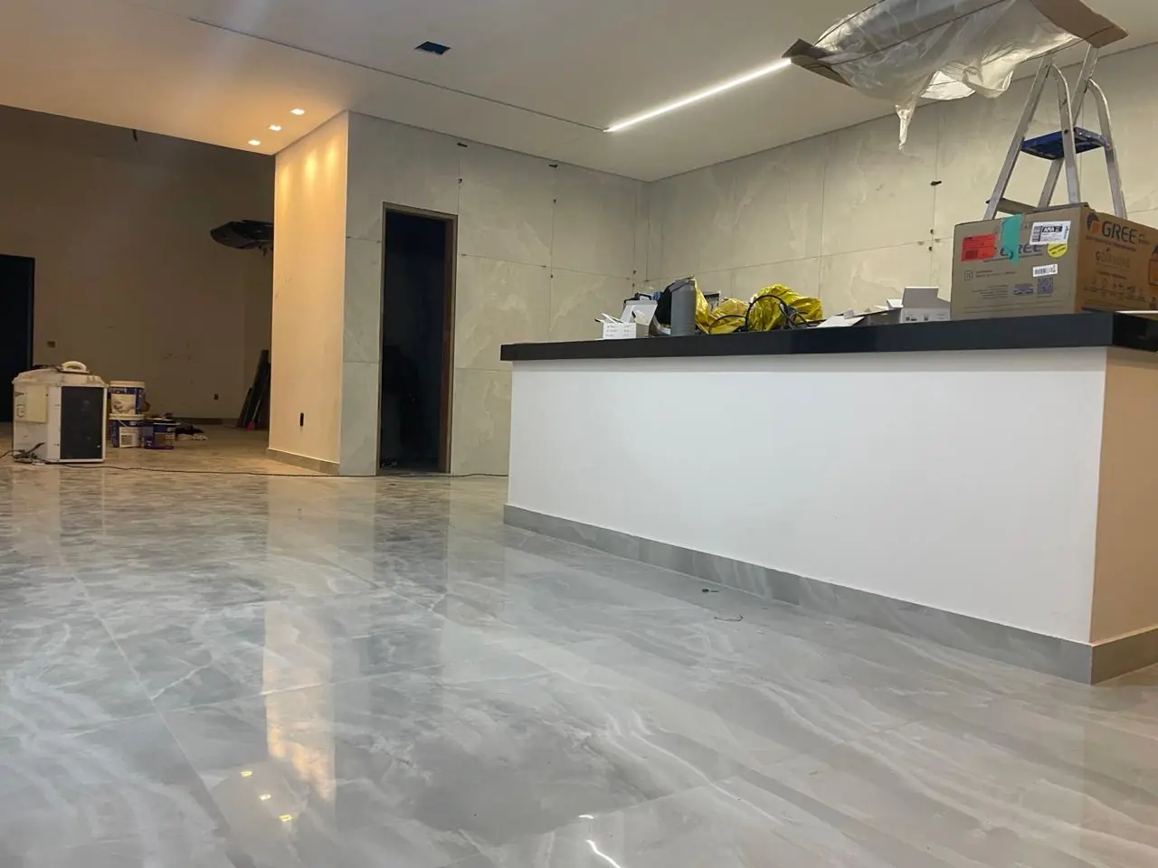 Sala e cozinha integradas com obra concluída