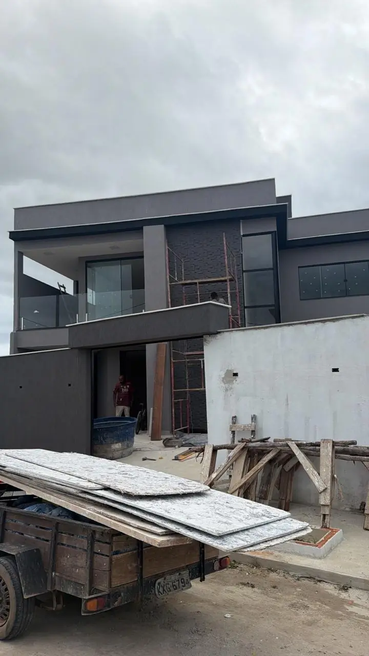 Fachada residencial durante a execução da obra